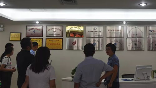 荆门市东宝区商务局局长雷家银一行参观调研宜昌云计算孵化器
