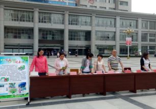 区商务局组织企业参加全市商务系统2019年食品安全宣传周重要产品追溯体系宣传活动
